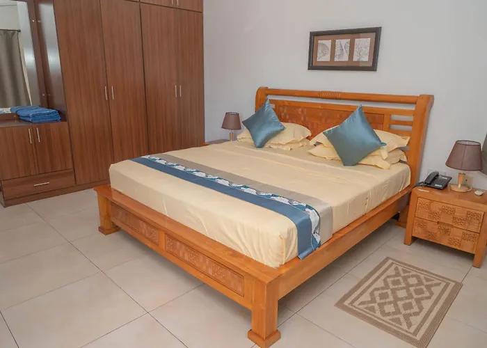 Surfers Cove Apartments *